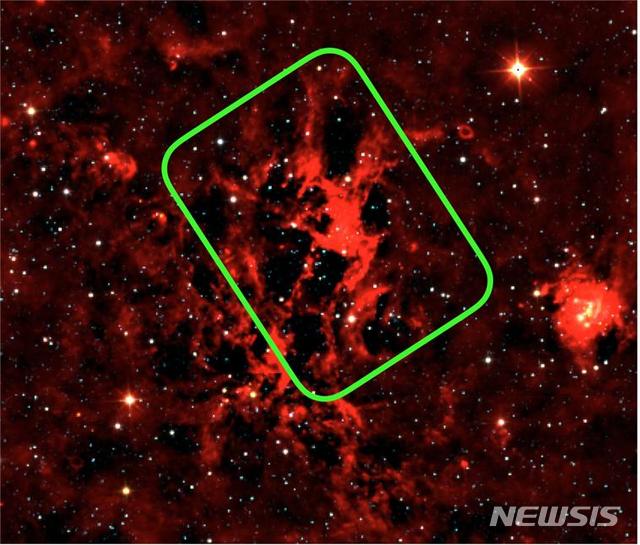 【서울=뉴시스】 와이즈 적외선 망원경으로 촬영한 CTB 102의 24마이크로미터 이미지. 붉게 나타나는 부분이 성간먼지이다. (사진/한국천문연구원 제공) photo@newsis.com