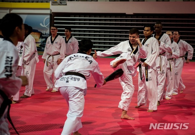 【서울=뉴시스】주한미군 장병들이 태권도 캠프에서 교류활동을 하고 있다. 2019.05.13. (사진=주한미군 페이스북) photo@newsis.com