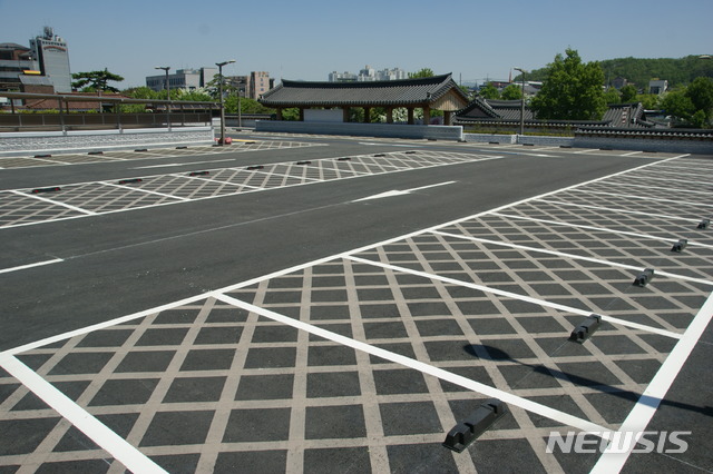 【전주=뉴시스】 한훈 기자 = 13일 전북 전주시는 한옥마을 건물식 공영주차장을 전통한옥 창살을 형상화한 빗살무늬로 도색하고, 주변에 화단을 설치하는 등 쾌적한 주차공간으로 탈바꿈됐다.2019.05.13.(사진=전주시 제공) photo@newsis.com