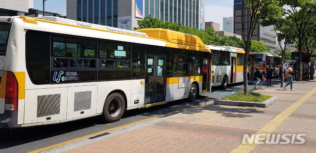 【울산=뉴시스】배병수 기자 = 울산지역 5개 시내버스 노조가 오는 15일 파업을 예고한 가운데 13일 오전 울산시청 앞 버스정류장에 시내버스가 줄지어 정차해 있다. 2019.05.13.bbs@newsis.com