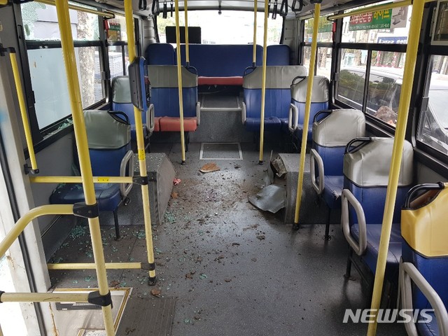 【청주=뉴시스】임장규 기자 = 13일 낮 12시50분께 충북 청주시청 앞 정류장 인근을 주행 중이던 시내버스의 뒷바퀴 타이어가 터졌다. 이 사고로 버스 유리창 파편 등이 튀어 승객 17명이 다쳤다. 2019.05.13. (사진=청주동부소방서 제공) photo@newsis.com