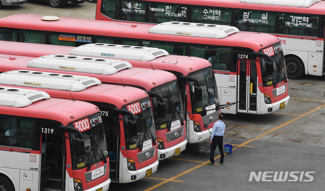 【수원=뉴시스】 김종택 기자 = 전국버스노조파업을 이틀 앞둔 13일 오후 경기 용인시 처인구 한 차고지에 버스들이 주차돼 있다. 2019.05.13. semail3778@naver.com