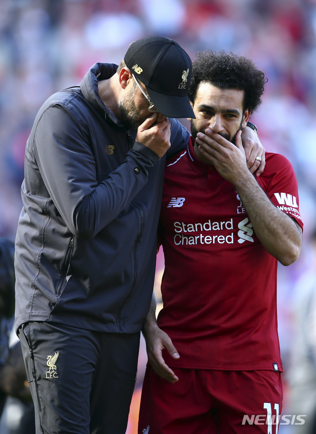 【리버풀=AP/뉴시스】2위가 확정된 뒤 대화를 나누는 위르겐 클롭(왼쪽) 감독과 모하메드 살라.