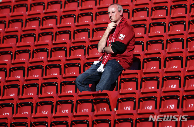 【리버풀=AP/뉴시스】허탈함에 자리를 뜨지 못하는 리버풀팬.