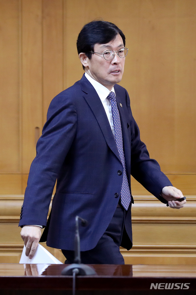 【서울=뉴시스】김병문 기자 = 이호승 기획재정부 제1차관이 13일 오전 서울 중구 은행연합회에서 열린 확대 거시경제금융회의에 참석하고 있다. 2019.05.13. dadazon@newsis.com