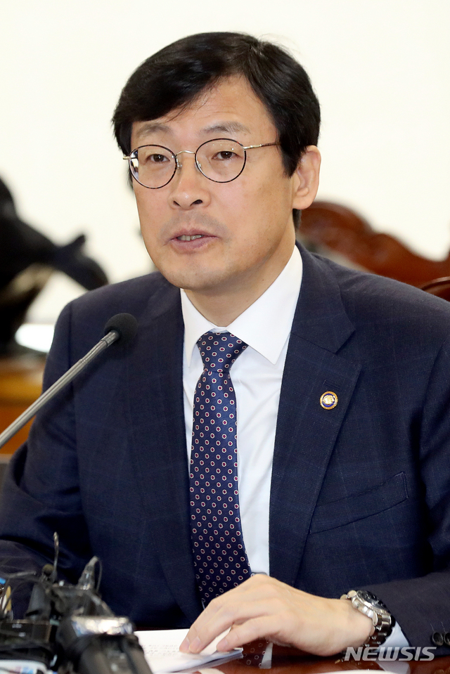 【서울=뉴시스】김병문 기자 = 이호승 기획재정부 제1차관이 13일 오전 서울 중구 은행회관에서 열린 확대 거시경제금융회의에 참석해 모두발언을 하고 있다. 2019.05.13.&nbsp; dadazon@newsis.com