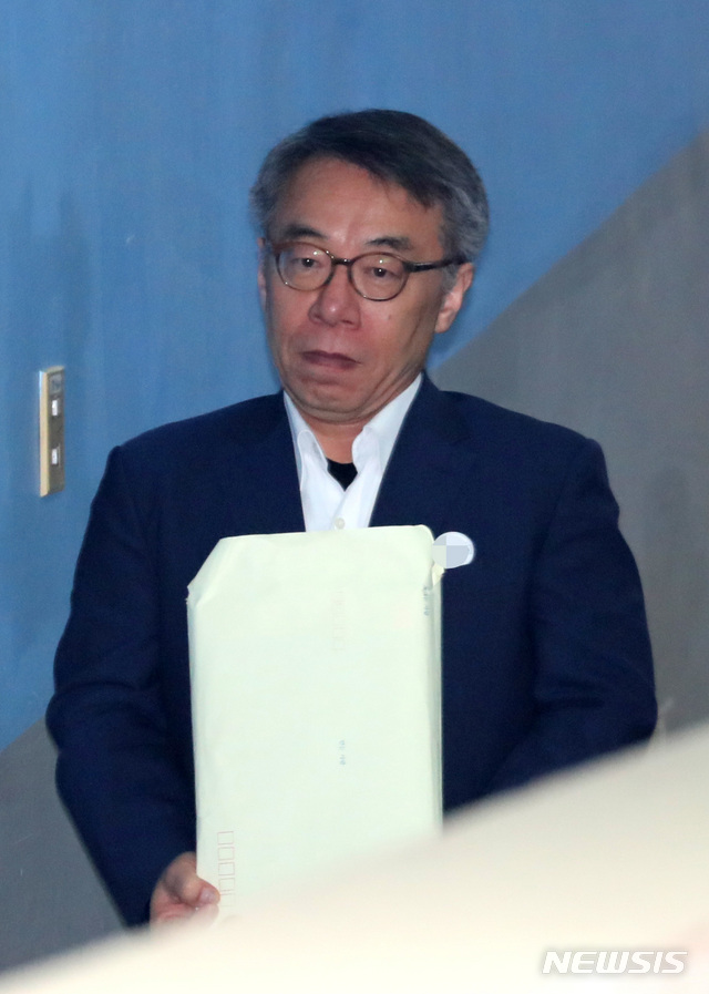 【서울=뉴시스】 전진환 기자 = 사법농단 혐의로 구속기소된 임종헌 전 법원행정처 차장이 13일 오전 서울 서초구 서울중앙지방법원에서 열리는 공판에 출석하고 있다. 임 전 차장은 14일 0시 구속기간 만료를 앞둔 가운데 법원이 추가 영장을 발부할지 여부가 주목된다. 2019.05.13. amin2@newsis.com