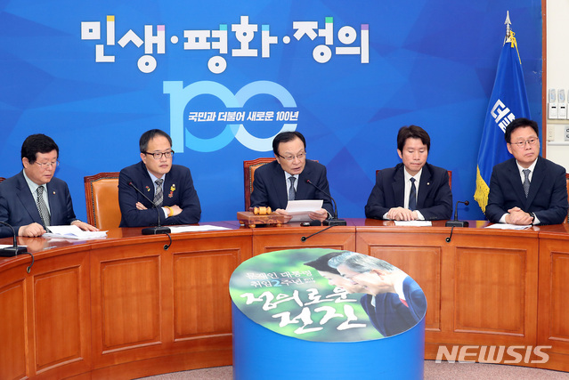 【서울=뉴시스】이종철 기자 = 13일 오전 서울 여의도 국회에서 열린 민주당 최고위원회의에서 이해찬 대표가 모두발언을 하고 있다. 2019.05.13. jc4321@newsis.com