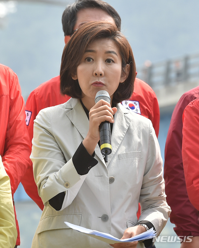 【구미=뉴시스】우종록 기자 = 나경원 자유한국당 원내대표가 13일 오전 경북 구미시 선산읍 구미보에서 열린 현장최고위원회에서 발언을 하고 있다. 2010.05.13. wjr@newsis.com