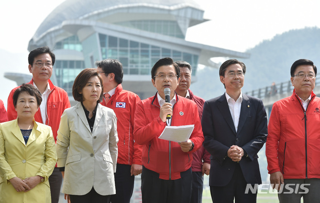 【구미=뉴시스】우종록 기자 = 황교안 자유한국당 대표가 13일 오전 경북 구미시 선산읍 구미보에서 열린 현장최고위원회에서 모두발언을 하고 있다. 2010.05.13. wjr@newsis.com