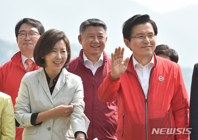 【구미=뉴시스】우종록 기자 = 황교안 자유한국당 대표가 13일 오전 경북 구미시 선산읍 구미보에서 열린 현장최고위원회에서 참석해 시민들께 인사하고 있다. 2010.05.13.wjr@newsis.com