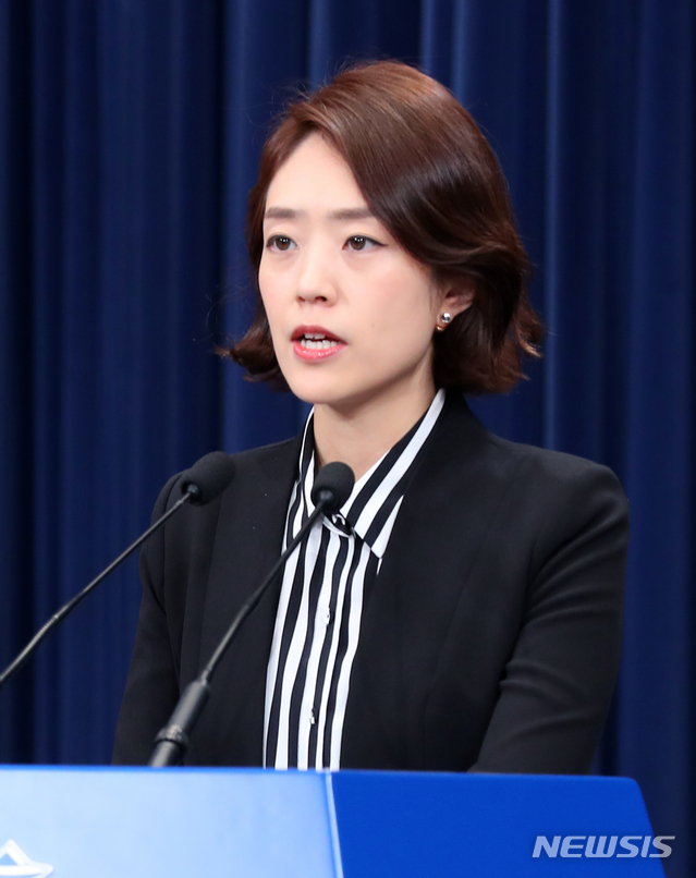 【서울=뉴시스】전신 기자 = 고민정 대변인이 13일 청와대 춘추관 대브리핑룸에서 여야정 국정상설협의체 관련 브리핑을 하고 있다. 2019.05.13.&nbsp; photo1006@newsis.com