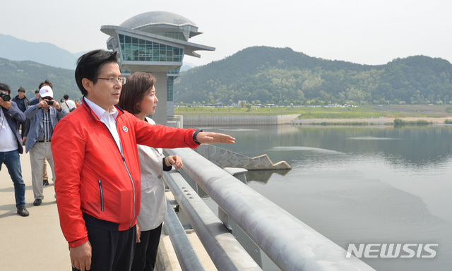 【구미=뉴시스】우종록 기자 = 황교안 자유한국당 대표와 나경원 원내대표가 13일 오전 경북 구미시 선산읍 구미보에서 열린 현장최고위원회를 마친 후 4대강 보 철거 저지를 위한 행진 중 낙동강을 바라보고 있다. 2019.05.13. wjr@newsis.com