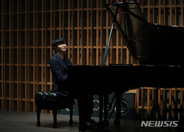【서울=뉴시스】조수정 기자 = 피아니스트 선우예권이 13일 오전 서울 강남구 신사동 오드포트에서 클라라 슈만 탄생 200주년 기념공연 리사이틀 전국투어 '나의 클라라' 기자간담회를 열고 연주하고 있다. '나의 클라라'는 5월 16일부터 6월 1일까지 전국 10개 도시에서 공연한다. 2019.05.13. chocrystal@newsis.com