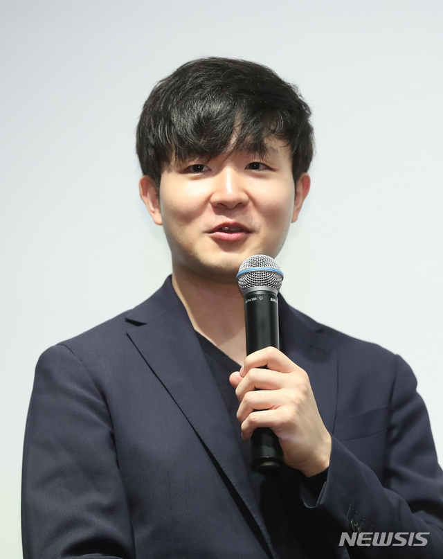 【서울=뉴시스】조수정 기자 = 피아니스트 선우예권이 13일 오전 서울 강남구 신사동 오드포트에서 클라라 슈만 탄생 200주년 기념공연 리사이틀 전국투어 '나의 클라라' 기자간담회를 열고 인사말 하고 있다. '나의 클라라'는 5월 16일부터 6월 1일까지 전국 10개 도시에서 공연한다. 2019.05.13. chocrystal@newsis.com