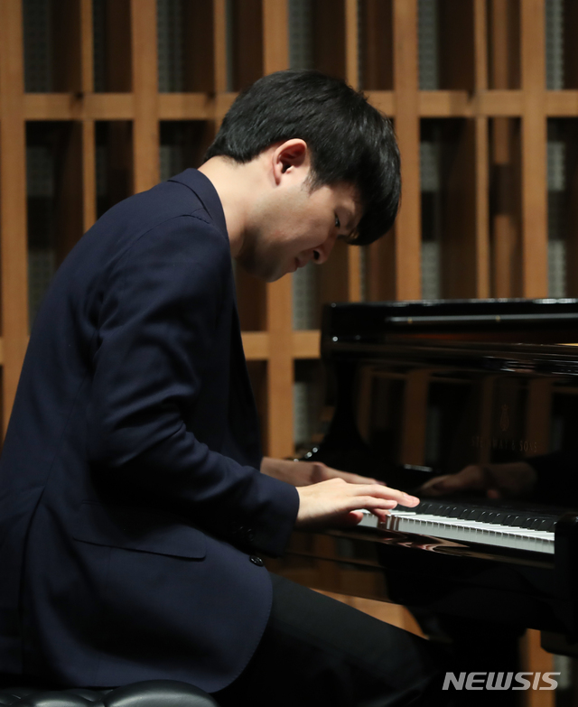 【서울=뉴시스】조수정 기자 = 피아니스트 선우예권이 13일 오전 서울 강남구 신사동 오드포트에서 클라라 슈만 탄생 200주년 기념공연 리사이틀 전국투어 '나의 클라라' 기자간담회를 열고 연주하고 있다. '나의 클라라'는 5월 16일부터 6월 1일까지 전국 10개 도시에서 공연한다. 2019.05.13. chocrystal@newsis.com