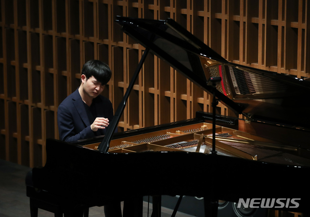 【서울=뉴시스】조수정 기자 = 피아니스트 선우예권이 13일 오전 서울 강남구 신사동 오드포트에서 클라라 슈만 탄생 200주년 기념공연 리사이틀 전국투어 '나의 클라라' 기자간담회를 열고 연주하고 있다. '나의 클라라'는 5월 16일부터 6월 1일까지 전국 10개 도시에서 공연한다. 2019.05.13. chocrystal@newsis.com