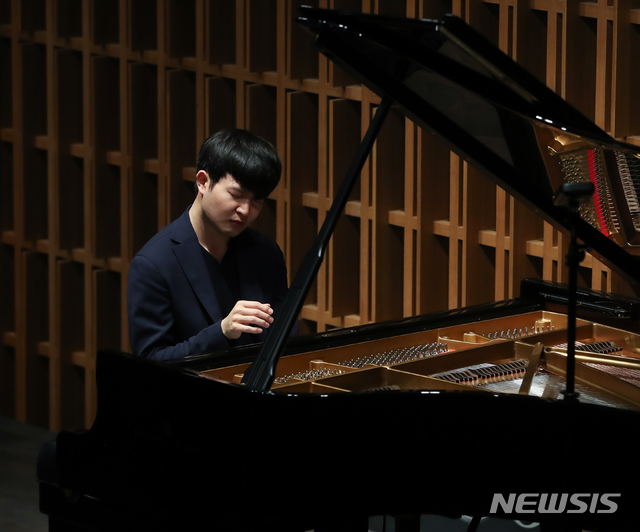 【서울=뉴시스】조수정 기자 = 피아니스트 선우예권이 13일 오전 서울 강남구 신사동 오드포트에서 클라라 슈만 탄생 200주년 기념공연 리사이틀 전국투어 '나의 클라라' 기자간담회를 열고 연주하고 있다. '나의 클라라'는 5월 16일부터 6월 1일까지 전국 10개 도시에서 공연한다. 2019.05.13. chocrystal@newsis.com