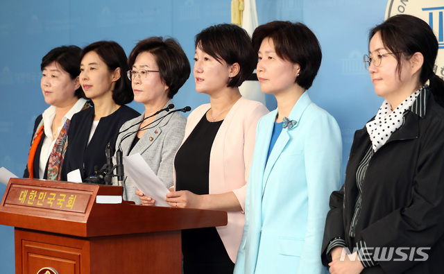 【서울=뉴시스】이종철 기자 = 더불어민주당 여성의원들이 13일 서울 여의도 국회 정론관에서 기자회견을 갖고 한국당 나경원 원내대표의 ‘달창’ 발언에 대해 규탄하는 공동 성명을 발표하고 있다. 2019.05.13.&nbsp; jc4321@newsis.com