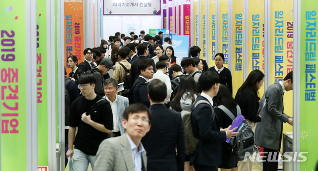 4월 취업자수 17만1000명↑…실업률 19년 만에 최고(종합)