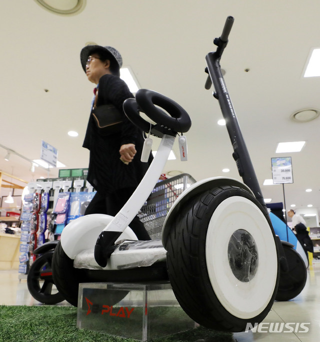 [서울=뉴시스] 사진은 서울 한 대형마트에 전시된 전동 킥보드와 전동 휠의 모습. 기사 내용과 관련 없음. (뉴시스DB)