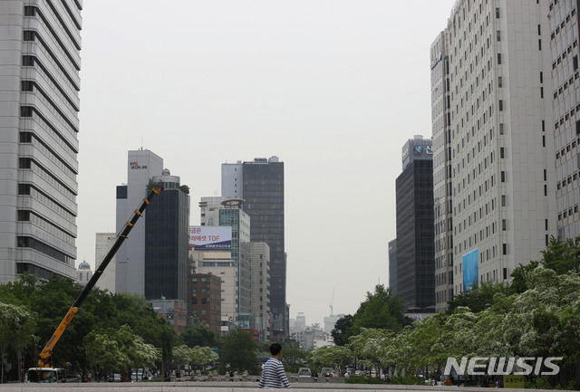 【서울=뉴시스】박미소 기자 = 흐린 날씨를 보이는 지난 13일 오후 서울 중구 무교동 일대에서 한 시민이 발걸음을 옮기고 있다. 2019.05.13. misocamera@newsis.com