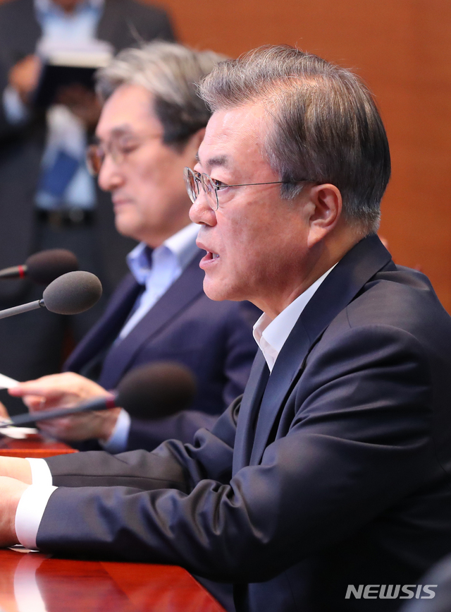 【서울=뉴시스】전신 기자 = 문재인 대통령이 13일 청와대 여민관에서 영상 수석보좌관회의에서 모두발언하고 있다. 2019.05.13.&nbsp; photo1006@newsis.com