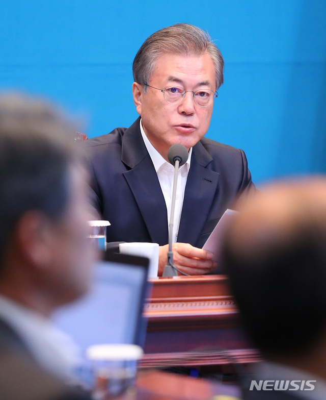 【서울=뉴시스】전신 기자 = 문재인 대통령이 13일 청와대 여민관에서 영상 수석보좌관회의에서 모두발언하고 있다. 2019.05.13.&nbsp; photo1006@newsis.com