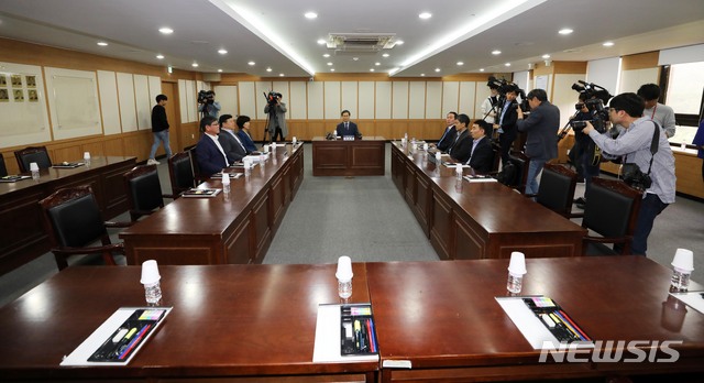 【과천=뉴시스】 고범준 기자 = 법무부 검찰 과거사위원회 위원들이 지난 13일 오후 경기도 과천시 정부과천청사 법무부 대회의실에서 열린 회의에 앞서 자리에 착석해 있다. 2019.05.13. bjko@newsis.com