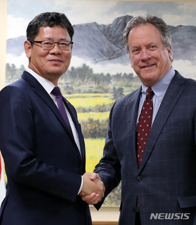 【서울=뉴시스】박주성 기자 = 지난달 13일 김연철 통일부 장관이 집무실에서 유엔 세계식량계획(WFP)의 데이빗 비즐리 사무총장과 면담 전 인사를 나누고 있다. 2019.05.13. park7691@newsis.com