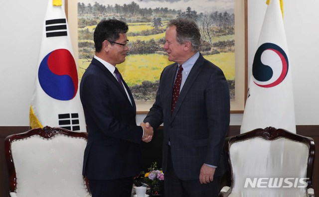 【서울=뉴시스】박주성 기자 = 김연철 통일부 장관이 13일 오후 서울 세종로 정부서울청사 통일부 장관실에서 유엔 산하기관인 세계식량계획(WFP)의 데이빗 비즐리 사무총장과 면담 전 인사를 나누고 있다. 2019.05.13.&nbsp; photo@newsis.com