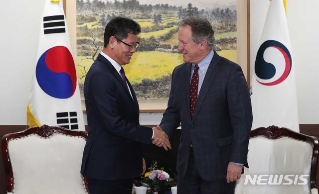 【서울=뉴시스】박주성 기자 = 김연철 통일부 장관이 정부서울청사 통일부 장관실에서 유엔 산하기관인 세계식량계획(WFP)의 데이빗 비즐리 사무총장과 면담 전 인사를 나누고 있다. 2019.05.13. photo@newsis.com