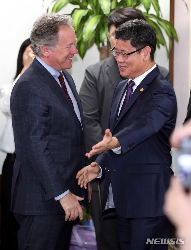 【서울=뉴시스】박주성 기자 = 김연철 통일부 장관이 13일 오후 서울 세종로 정부서울청사 통일부 장관실에서 유엔 산하기관인 세계식량계획(WFP)의 데이빗 비즐리 사무총장과 면담 전 인사를 나누고 있다. 2019.05.13.&nbsp; photo@newsis.com