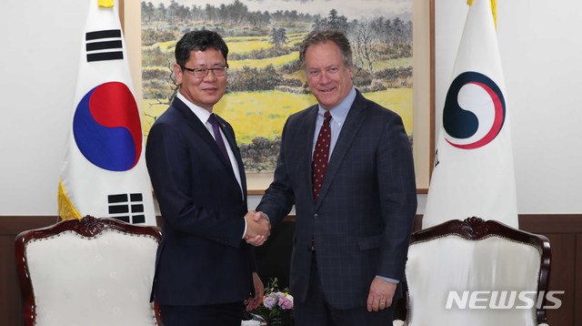 【서울=뉴시스】박주성 기자 = 지난 5월13일 정부서울청사 통일부 장관실에서 김연철 장관과 유엔 세계식량계획(WFP)의 데이빗 비즐리 사무총장이 면담 전 인사를 나누고 있다. 2019.05.13. photo@newsis.com