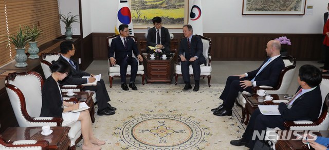 【서울=뉴시스】박주성 기자 = 김연철 통일부 장관이 13일 오후 서울 세종로 정부서울청사 통일부 장관실에서 유엔 산하기관인 세계식량계획(WFP)의 데이빗 비즐리 사무총장과 면담을 하고 있다. 2019.05.13.&nbsp; photo@newsis.com