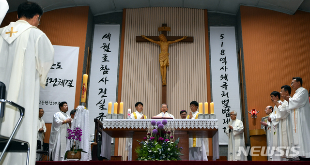 【광주=뉴시스】 = 천주교광주대교가 5·18민주화운동 기념미사. (사진=뉴시스 DB) photo@newsis.com