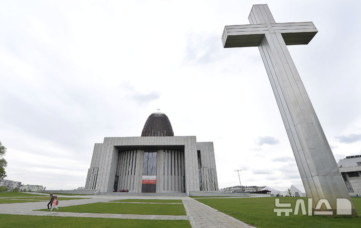 [바르샤바=AP/뉴시스] 폴란드의 한 사제가 재산을 기부하고 노숙하던 신자를 잔혹하게 살해해 충격을 주고 있다. 사진은 2019년 촬영된 바르뱌사 가톨릭 교회의 모습. 2025.07.28.