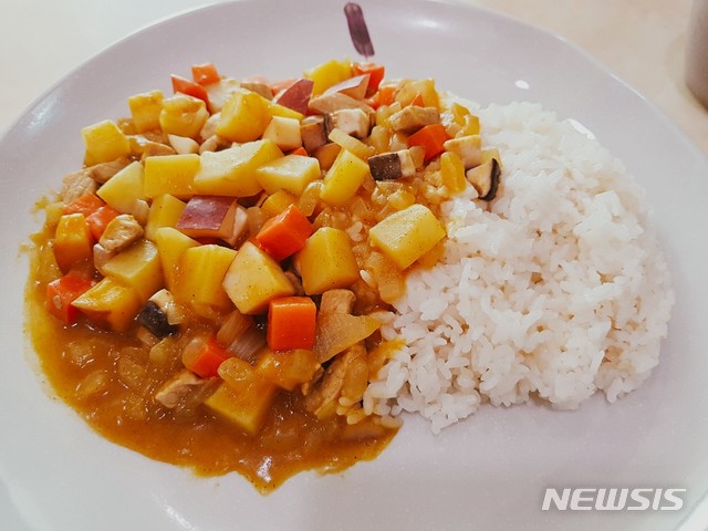 【서울=뉴시스】충주 고속도로휴게소 새 저염 메뉴 '충주사과카레덮밥'. (사진= 식약처 제공)