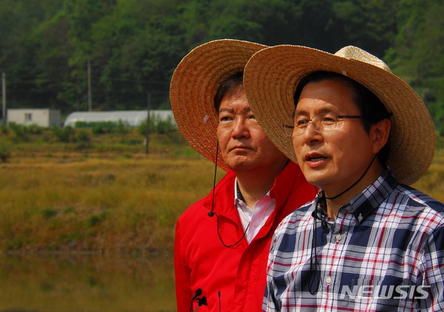 【제천=뉴시스】이병찬 기자 = 지난 14일 충북 제천시 송학면 농촌봉사활동에 나선 황교한 자유한국당 대표가 취재진의 질문에 답하고 있다.2019.05.14. bclee@newsis.com