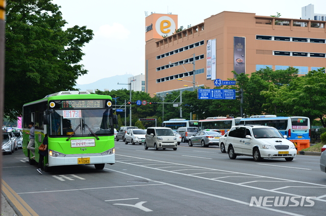 【창원=뉴시스】 강경국 기자 = 주 52시간제 시행에 따른 임금 인상 문제로 오는 15일 오전부터 파업이 예상되는 가운데 14일 오후 경남 창원시 의창구 정우상가 앞에서 창원 지역 시내버스가 시민들을 수송하고 있다. 2019.05.14. kgkang@newsis.com