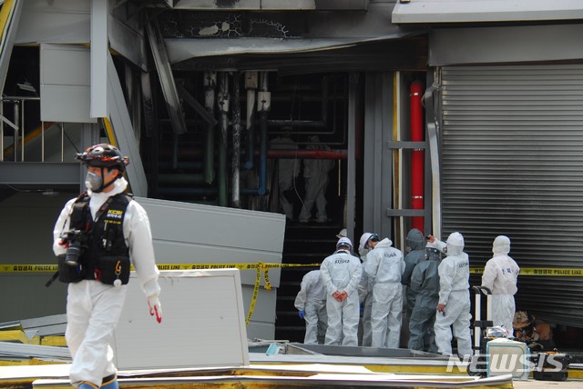 【제천=뉴시스】이병찬 기자 = 14일 충북 제천시 왕암동 제2 산업단지 내 폭발사고 현장에서 경찰과 국과수 감식반이 현장 감식에 나서고 있다. 이 공장에서는 전날 화학물질 실험 도중 폭발 사고가 발생해 1명이 숨지고 3명이 크게 다쳤다.2019.05.14.&nbsp; bclee@newsis.com