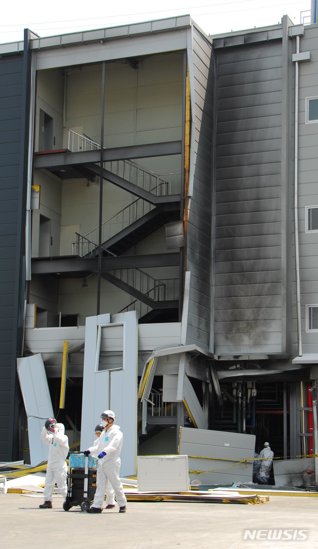 【제천=뉴시스】이병찬 기자 = 14일 충북 제천시 왕암동 제2 산업단지 내 폭발사고 현장에서 경찰과 국과수 감식반이 현장 감식에 나서고 있다. 이 공장에서는 전날 화학물질 실험 도중 폭발 사고가 발생해 1명이 숨지고 3명이 크게 다쳤다.2019.05.14.&nbsp; bclee@newsis.com