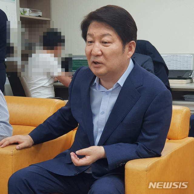 【대구=뉴시스】권영진 대구시장이 14일 오후 대구시청 기자실에서 열린 간담회에서 전국 시내버스 파업사태에 대해 발언하고 있다. 2019.05.14.  jco@newsis.com