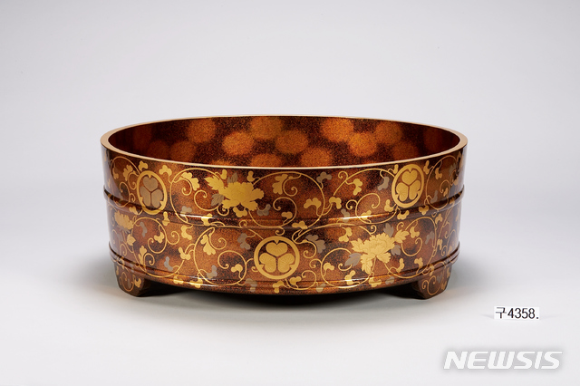 접시꽃 무늬 마키에 대야(葵文牧丹唐草蒔絵盥), 에도시대 19세기, 지름 52.5㎝, 칠기