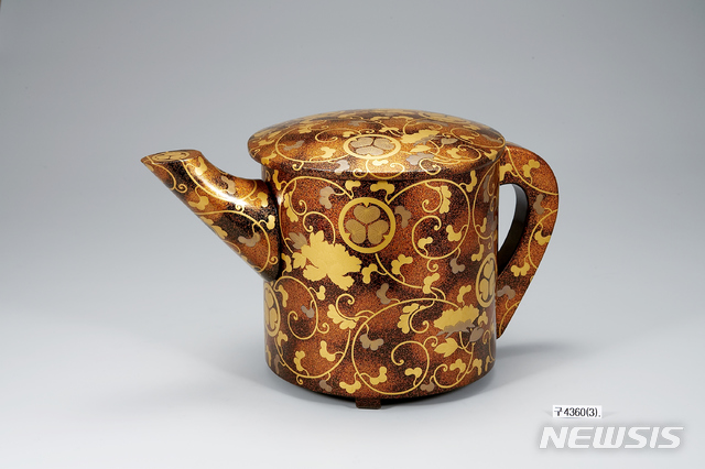 접시꽃 무늬 마키에 물통(文牧丹唐草蒔絵湯桶), 에도시대 19세기, 높이 19.8㎝, 칠기