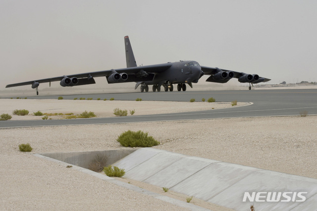 [알우데이드(카타르)=AP/뉴시스]영국에 배치됐던 미국 공군 B-52 스트래토포트리스 전략폭격기 6대가 1일(현지 시간) 철수한 것으로 알려졌다. 도널드 트럼프 행정부가 대(對)이란 전쟁에 투입한 전력을 철수시키기 시작했다는 해석이 나온다. 미국 군사 전문 매체 더워존(TWZ)은 이날 항공 사진을 근거로 "B-52 6대가 3대씩 두 차례에 걸쳐 영국 페어포드 공군기지를 이륙했다. 오전 10시15분 첫 편대가, 오후 2시20분 두번째 편대가 이륙했다"고 전했다. 사진은 2019년 5월12일 카타르 알우데이드 미 공군기지에서 이륙하는 B-52 폭격기. 2026.07.02.