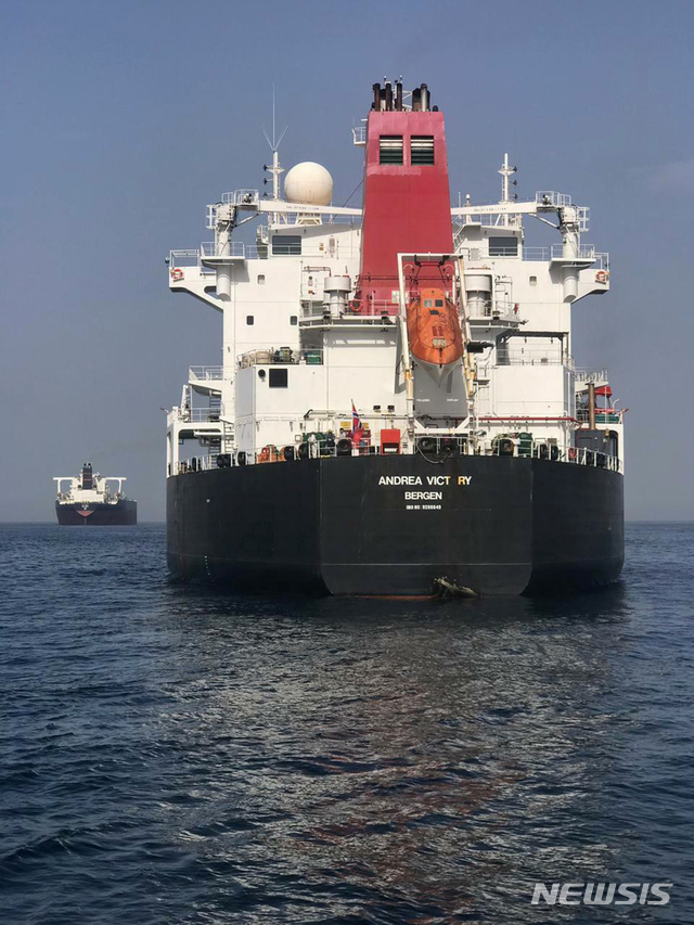 【푸자이라=UAE국가언론위원회·AP/뉴시스】아랍에미리트(UAE) 동부 영해에서 '사부타주 공격'을 받은 노르웨이 국적의 유조선 MT 안드레아 빅토리호의 13일(현지시간) 모습. 배 앞 아래 부분이 어딘가에 충돌한 듯 부서져 있다. 미국은 이 사건과 관련해 이란을 의심하고 있지만 이란은 혐의를 일축하고 있다. 사진은 UAE 국가언론위원회가 제공한 것이다. 2019.05.14 