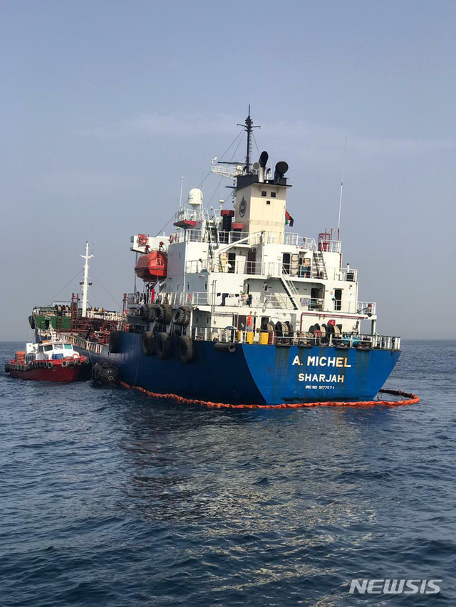 【푸자이라=UAE국가언론위원회·AP/뉴시스】아랍에미리트(UAE) 동부 영해에서 지난 12일 '사보타주 공격'을 받은 UAE국적의 선박 A 마이클 호의 13일(현지시간) 모습. 미국은 이 사건과 관련해 이란을 의심하고 있지만 이란은 혐의를 일축하고 있다. 사진은 UAE 국가언론위원회가 제공한 것이다. 2019.05.14 