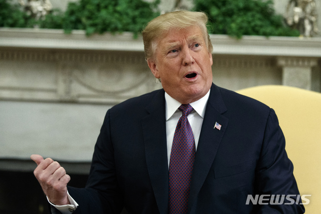 【워싱턴=AP/뉴시스】도널드 트럼프 미국 대통령은 중국이 미국산 상품에 최고 25%까지 보복관세를 부과하기로 한 데 대해 크게 신경 쓰지 않는모습을 보이며 내달 일본서 열리는 주요 20개국(G20) 정상회의에서 시진핑 중국 국가 주석과 블라미디르 푸틴 러시아 대통령을 만날 것이라고 전했다. 2019.05.14.