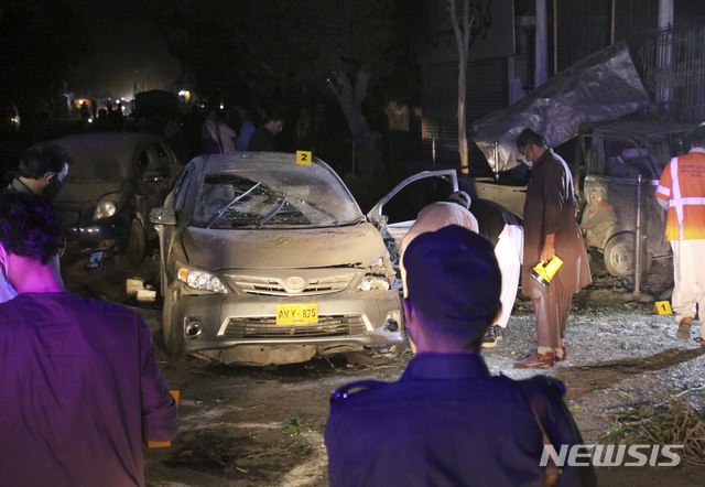 【퀘타(파키스탄)=AP/뉴시스】13일(현지시간) 파키스탄 발루치스탄주 퀘타의 한 사원 부근에서 오토바이에 장착된 폭탄이 터져 경찰이 현장을 조사하고 있다. 2019.05.14.